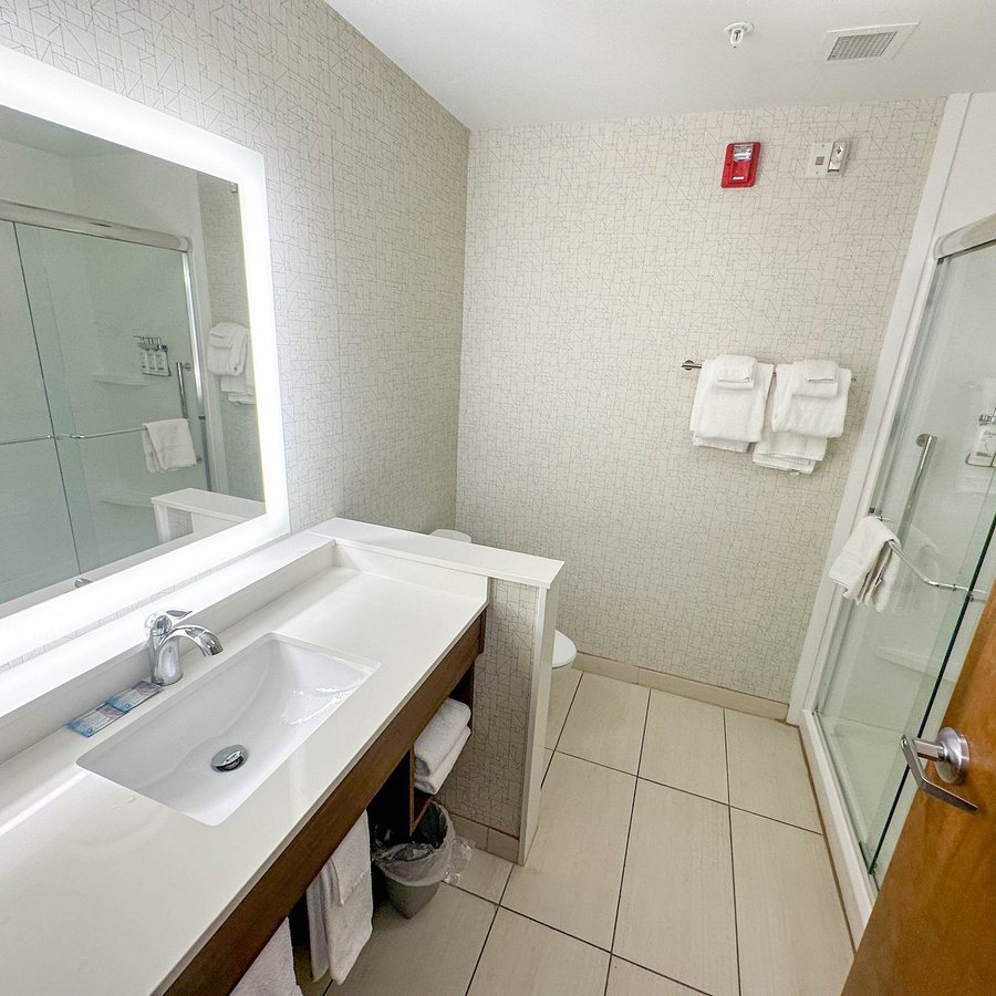 Holiday Inn Express Fort Bragg by IHG — Bathroom