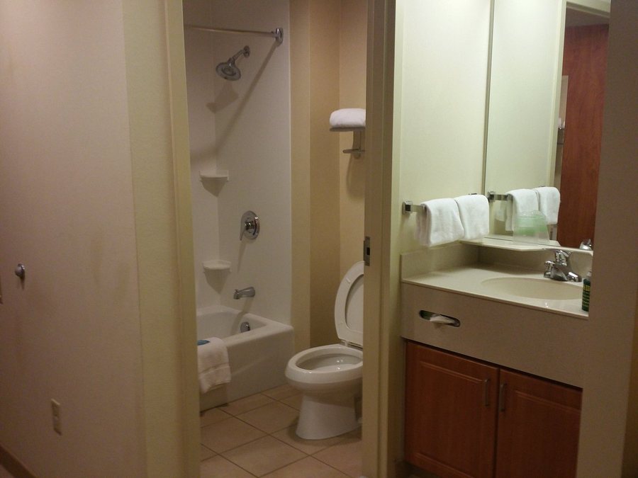 Holiday Inn Express Fort Jackson Inn — Bathroom