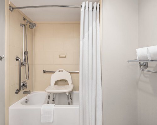 Holiday Inn Express Fredericksburg Southpoint by IHG — Bathroom
