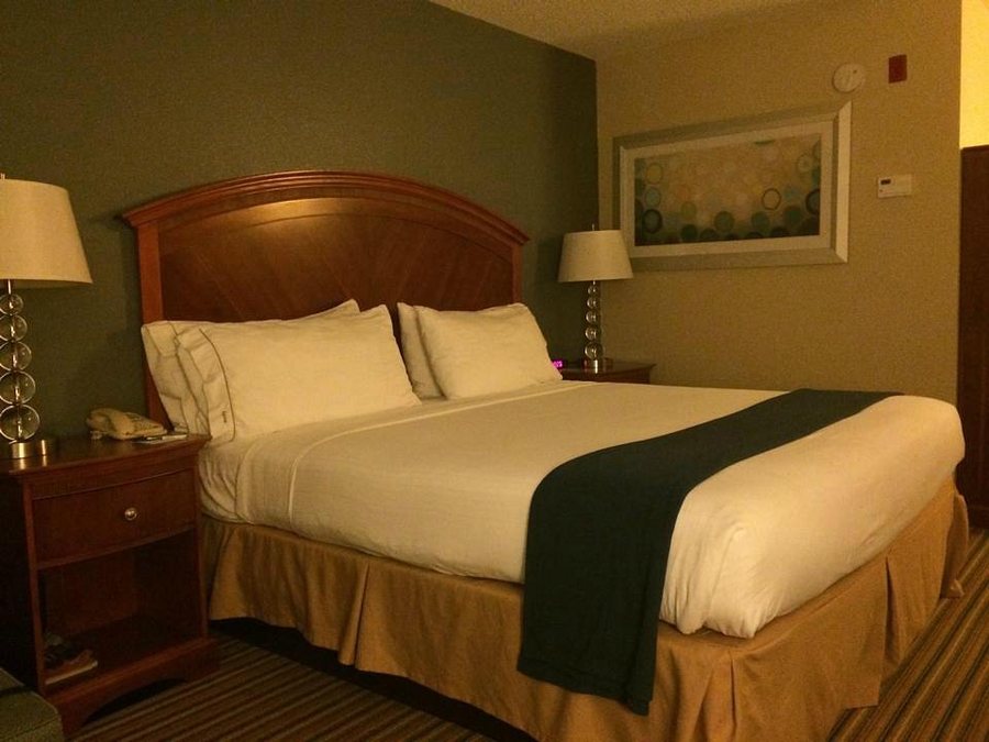 Holiday Inn Express Fredericksburg Southpoint by IHG — Guest room
