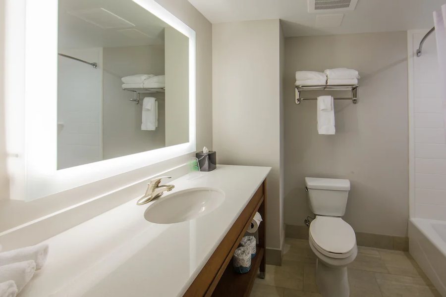 Holiday Inn Express Gatlinburg Downtown By IHG — Bathroom