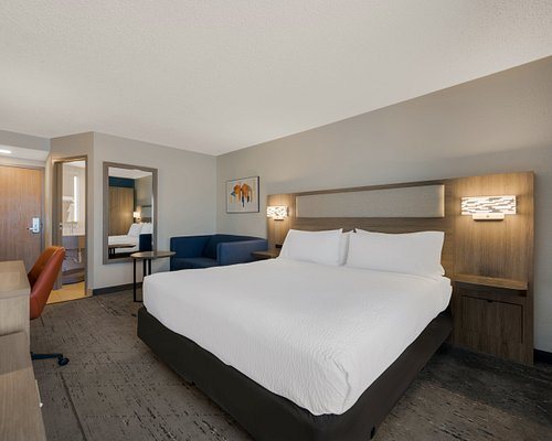 Holiday Inn Express Hampton Coliseum Central By IHG — Guest room
