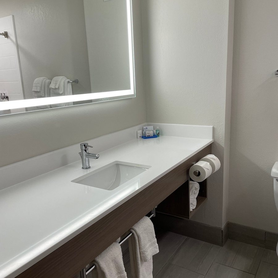 Holiday Inn Express Harvey Marrero by IHG — Bathroom