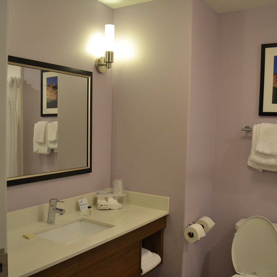 Holiday Inn Express Hastings By IHG — Bathroom