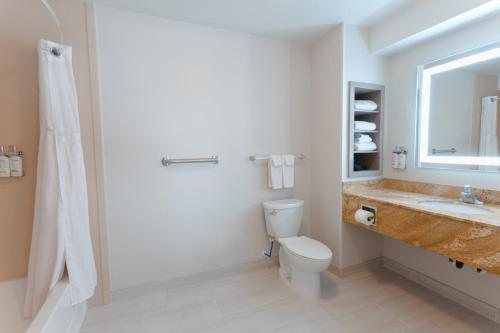 Holiday Inn Express Hocking Hills logan By IHG — Bathroom