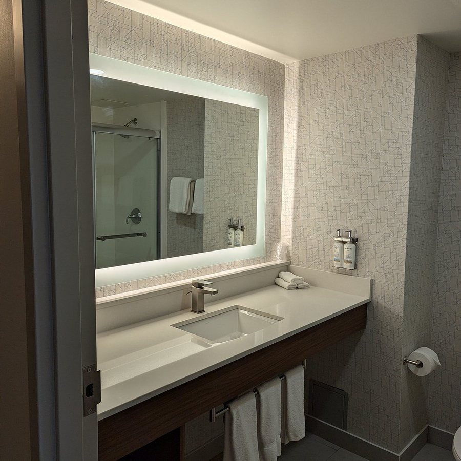 Holiday Inn Express Holland by IHG — Bathroom