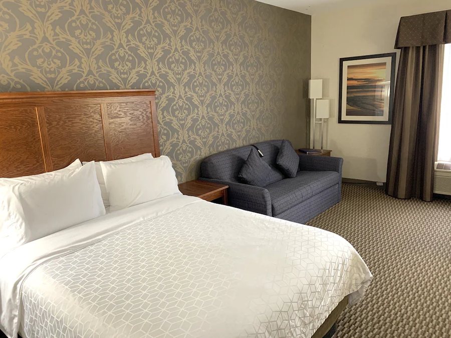 Holiday Inn Express Holland by IHG — Guest room