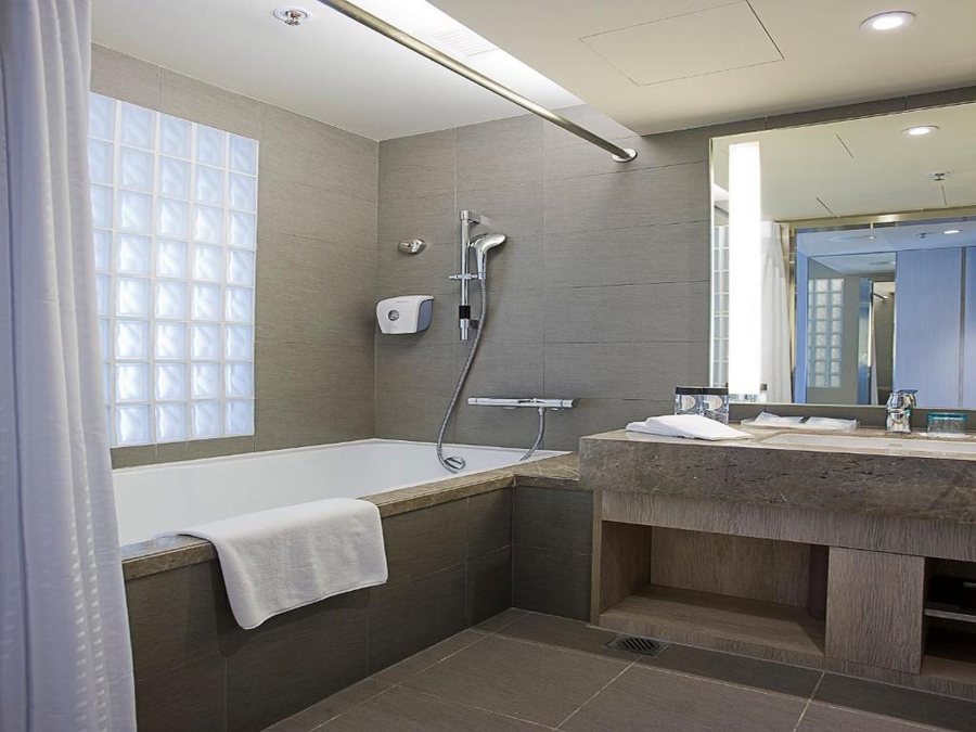 Holiday Inn Express Hong Kong Mongkok By IHG — Bathroom