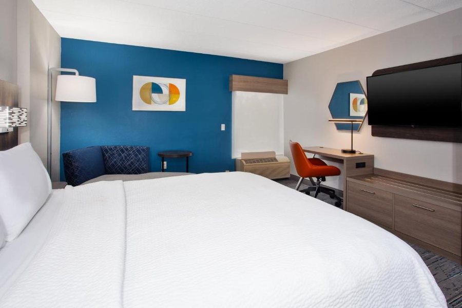 Holiday Inn Express Hotel Suites Dover — Guest room