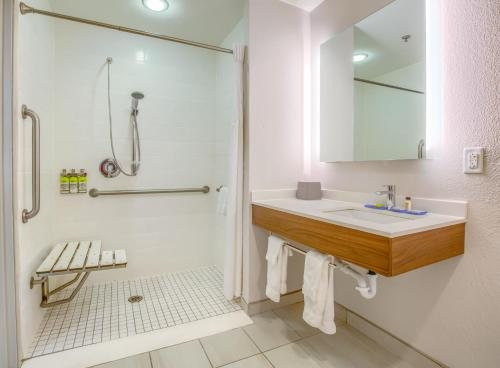 Holiday Inn Express Hotel Suites Ventura Harbor by IHG — Bathroom