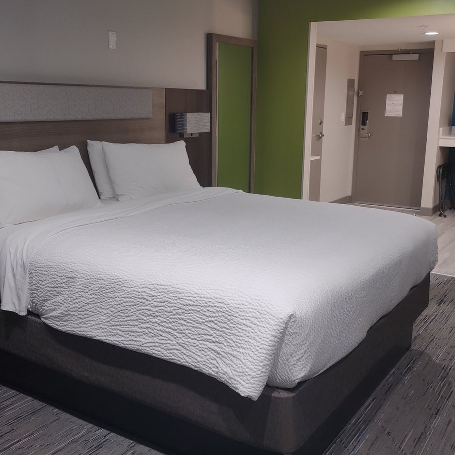 Holiday Inn Express Hotel Suites Ventura Harbor by IHG — Guest room