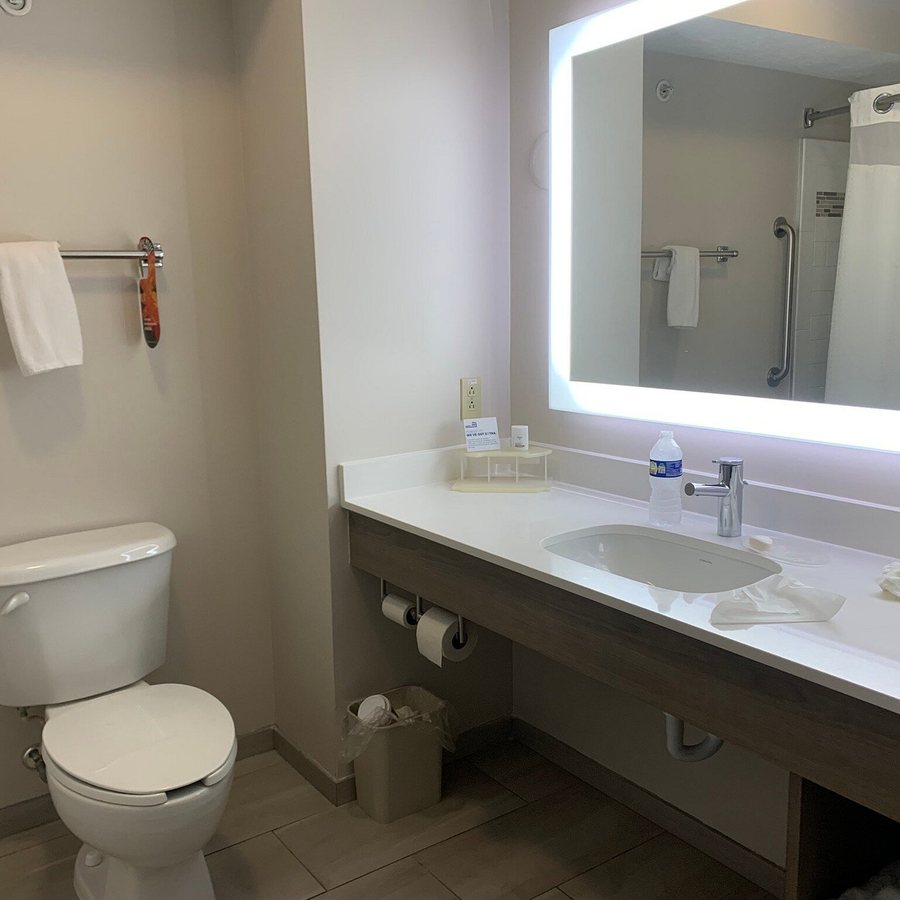 Holiday Inn Express Houghton keweenaw By IHG — Bathroom