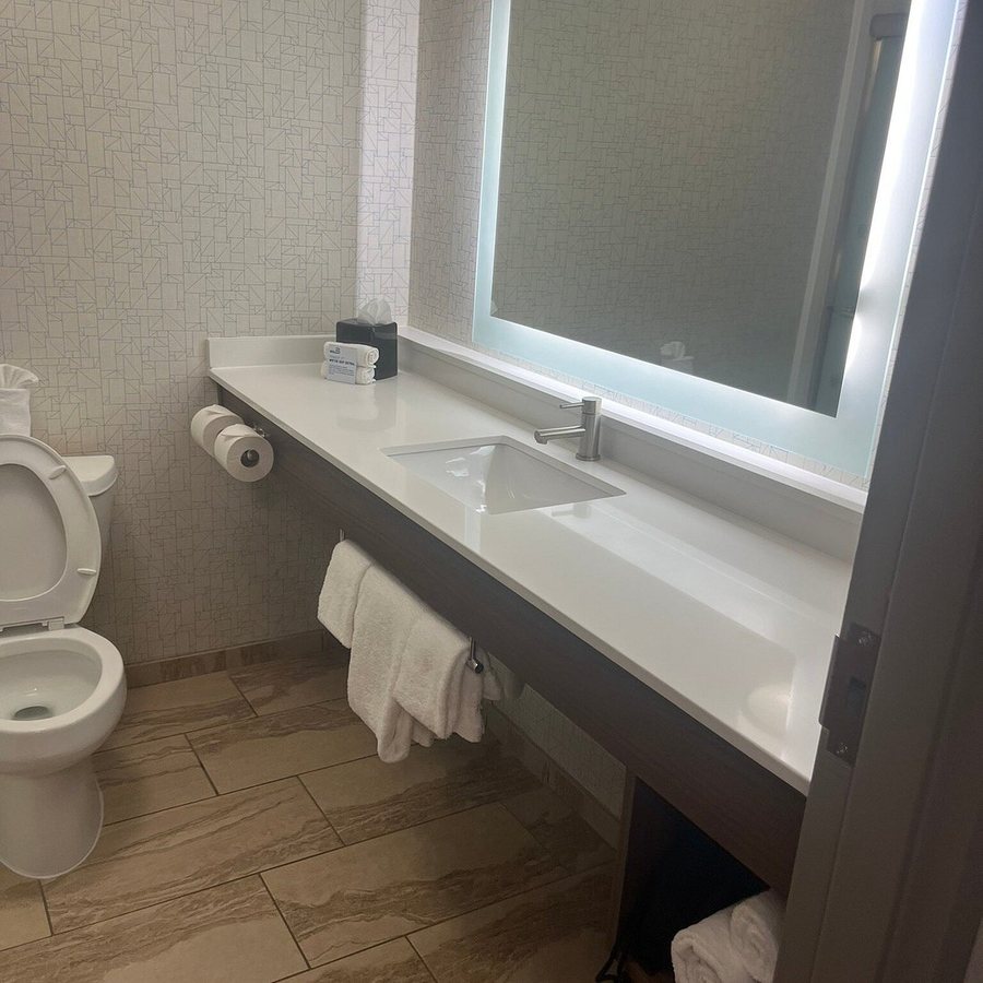 Holiday Inn Express Indianapolis Southeast By IHG — Bathroom