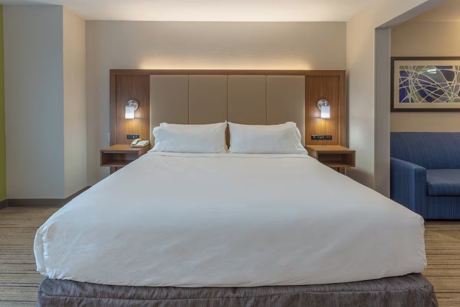Holiday Inn Express Indianapolis Southeast By IHG — Guest room
