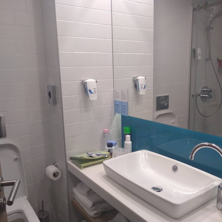 Holiday Inn Express Istanbul Altunizade By IHG Istanbul — Bathroom
