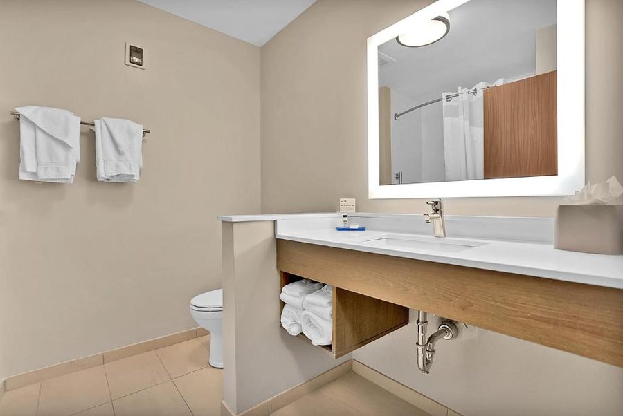 Holiday Inn Express Jacksonville East By IHG — Bathroom