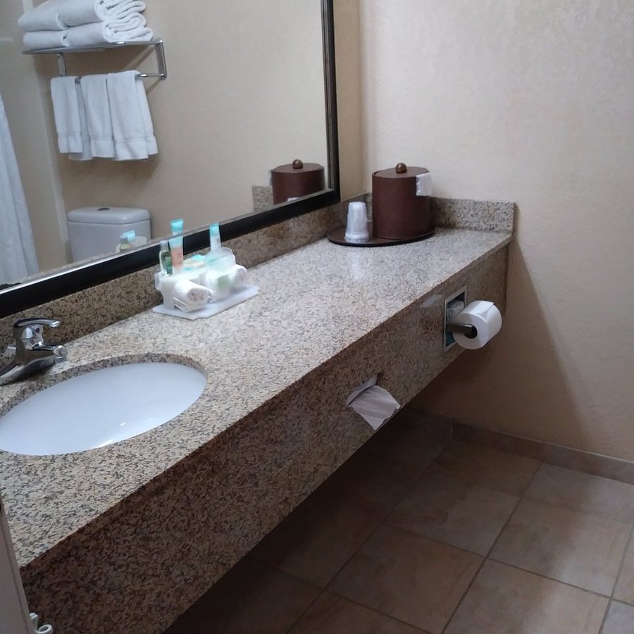 Holiday Inn Express Jamestown by IHG — Bathroom