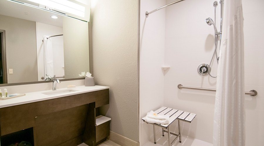 Holiday Inn Express Kenner New Orleans Airport By IHG — Bathroom