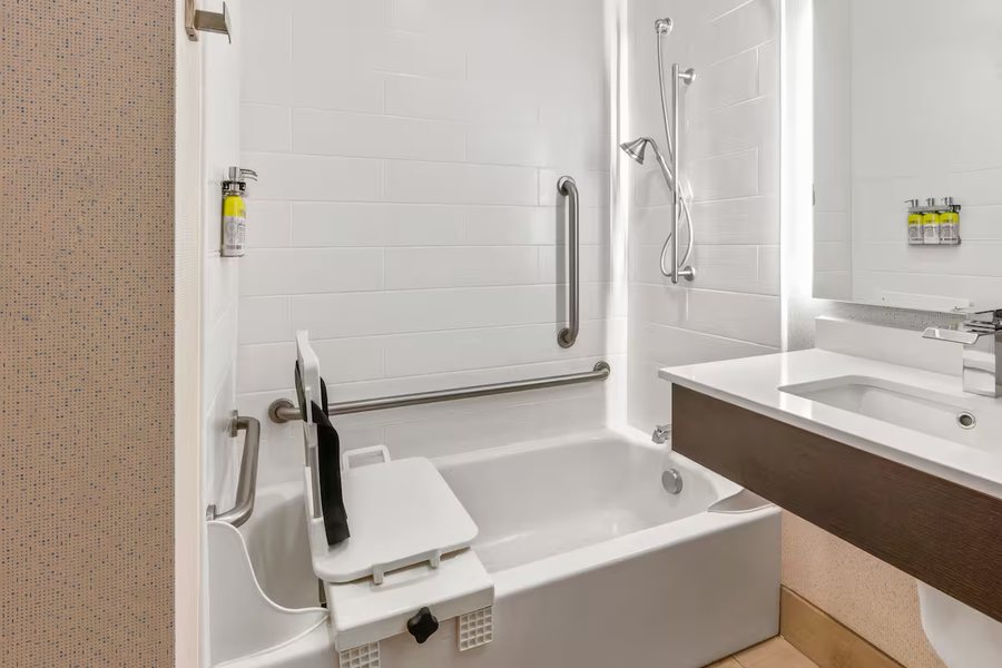 Holiday Inn Express Klamath Redwood Ntl Park Area By IHG — Bathroom