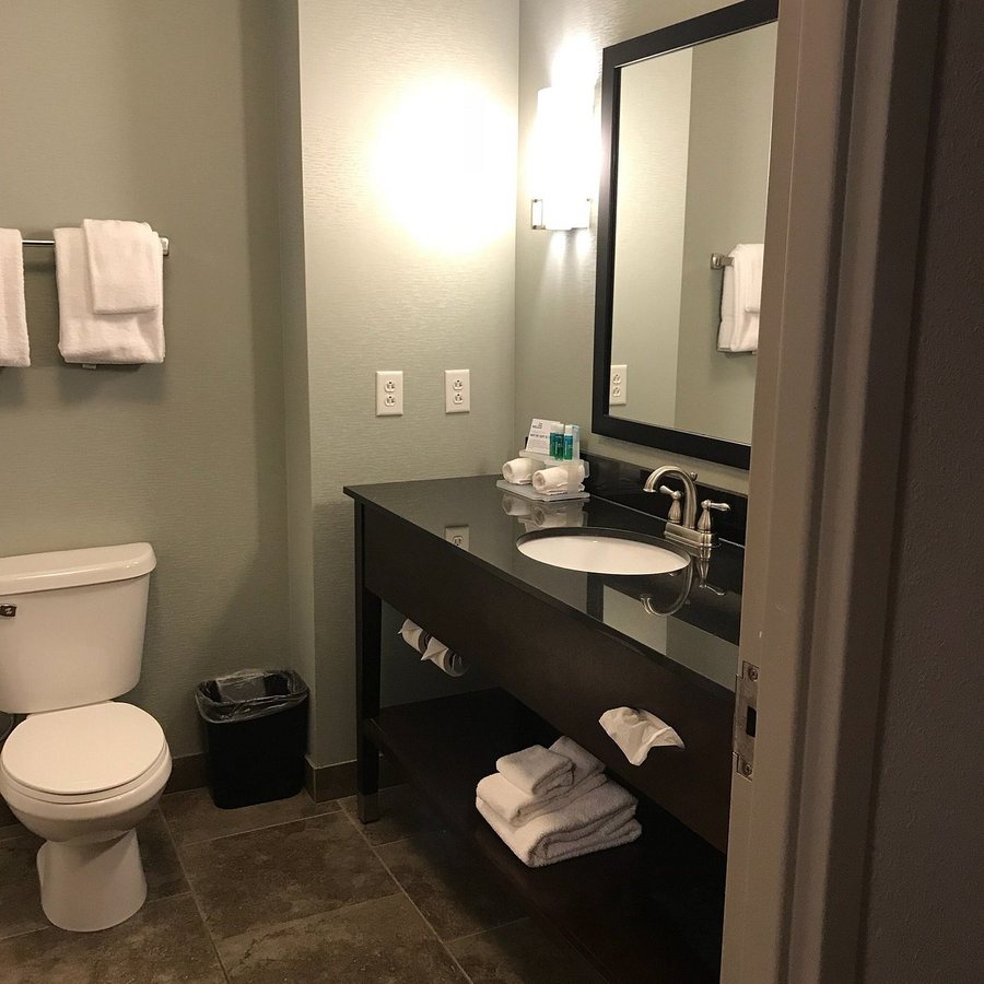 Holiday Inn Express Knoxville Strawberry Plains by IHG — Bathroom