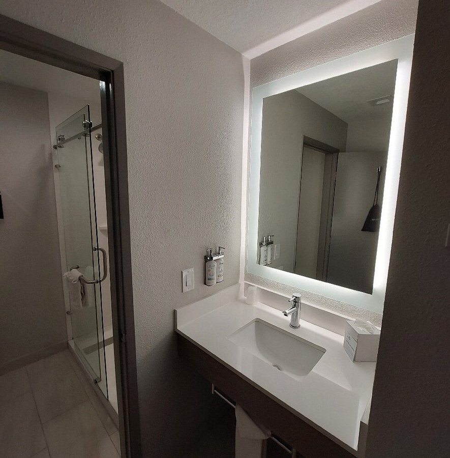 Holiday Inn Express La Mesa Near SDSU by IHG — Bathroom