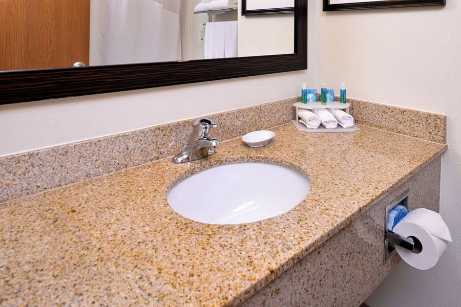 Holiday Inn Express Lancaster By IHG — Bathroom