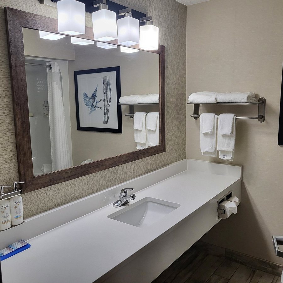 Holiday Inn Express Le Claire Riverfront Davenport by IHG Le Claire Iowa — Bathroom