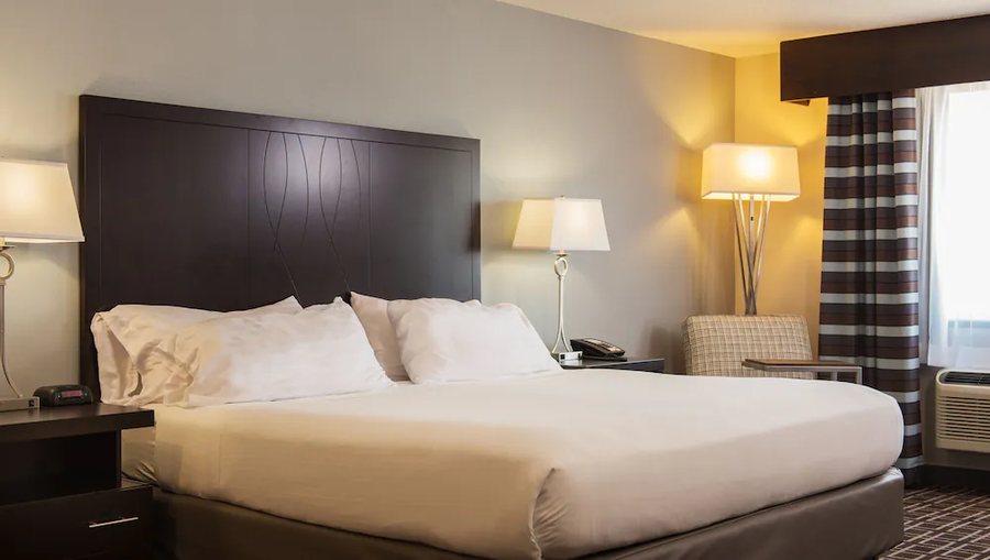 Holiday Inn Express Le Claire Riverfront Davenport by IHG Le Claire Iowa — Guest room