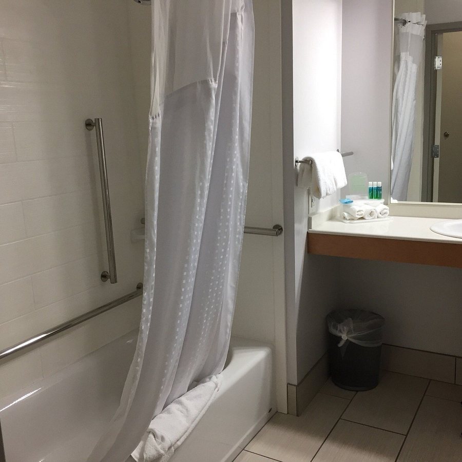 Holiday Inn Express Lexington Horse Park Area By IHG — Bathroom