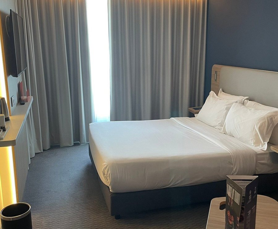 Holiday Inn Express Lisbon Plaza Saldanha By IHG Lisbon Lisbon District Central Portu — Guest room