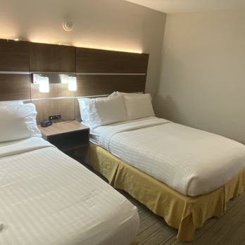 Holiday Inn Express Little Rock airport By IHG — Guest room