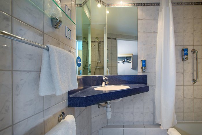 Holiday Inn Express London Chingford Nth Circular by IHG — Bathroom