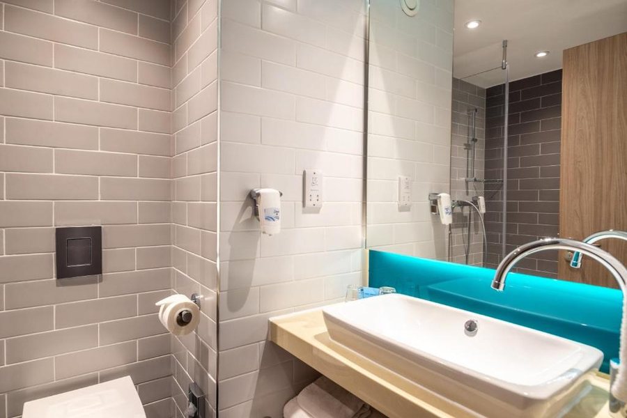 Holiday Inn Express London Excel By IHG — Bathroom