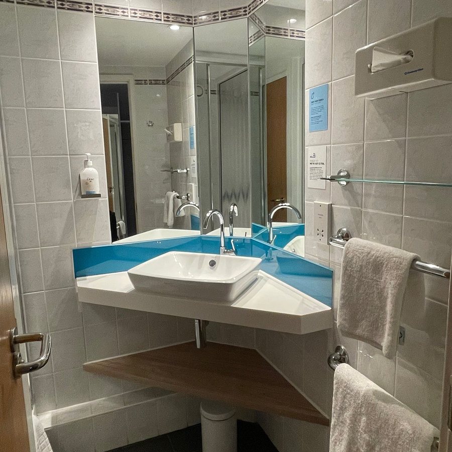 Holiday Inn Express London Hammersmith By IHG — Bathroom