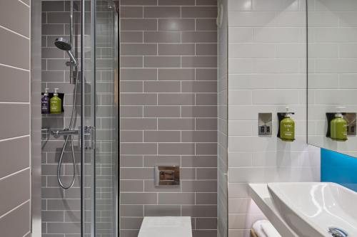 Holiday Inn Express London Limehouse by IHG — Bathroom