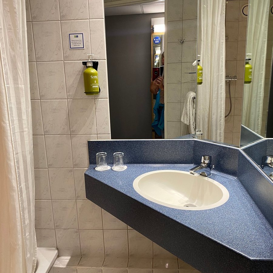 Holiday Inn Express London Park Royal by IHG — Bathroom