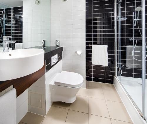 Holiday Inn Express London Royal Docks Docklands by IHG London England — Bathroom