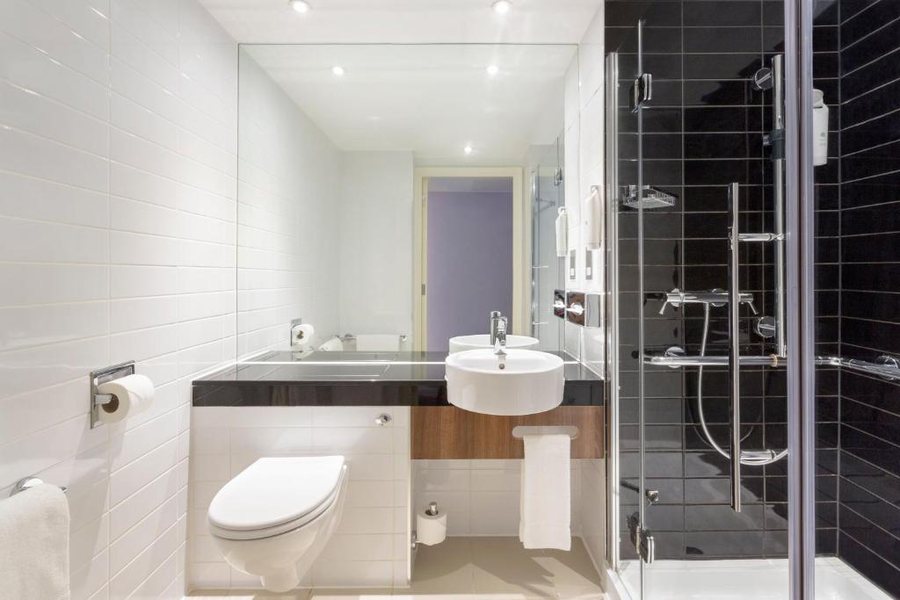 Holiday Inn Express London Southwark by IHG — Bathroom
