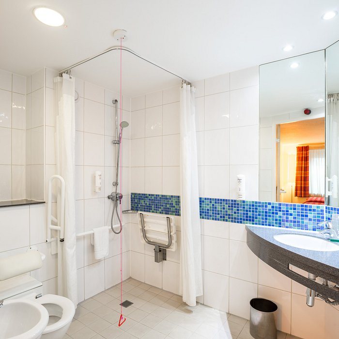 Holiday Inn Express London Victoria by IHG — Bathroom