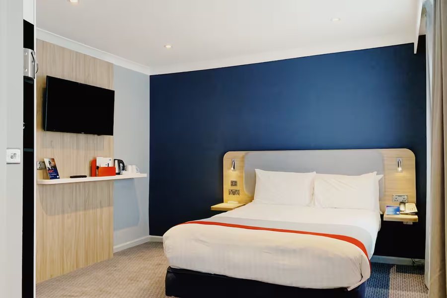 Holiday Inn Express London Victoria by IHG — Guest room