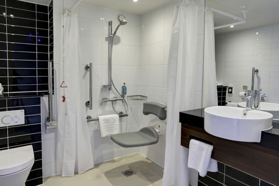 Holiday Inn Express London Wandsworth By IHG London England — Bathroom