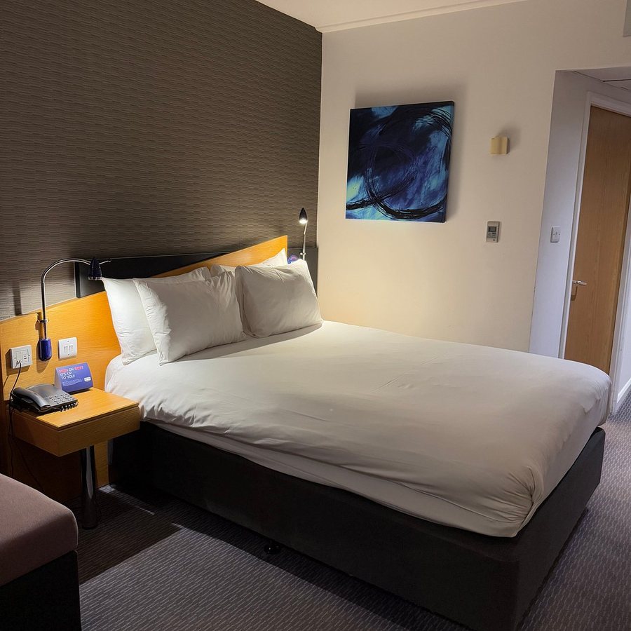 Holiday Inn Express London Wandsworth By IHG London England — Guest room