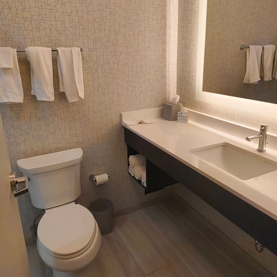 Holiday Inn Express Long Island City E New York By IHG — Bathroom