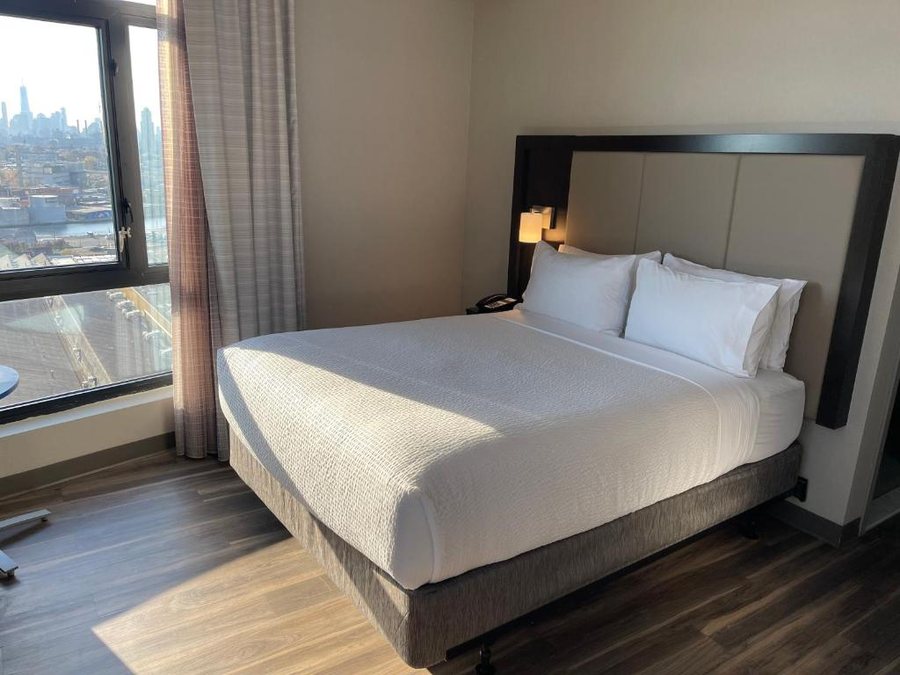 Holiday Inn Express Long Island City E New York By IHG — Guest room