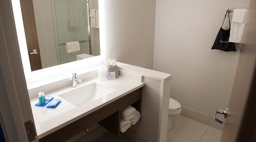 Holiday Inn Express Louisville Airport Expo Center By IHG — Bathroom