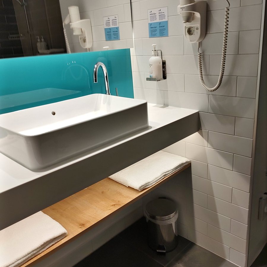Holiday Inn Express Madrid Airport By IHG — Bathroom