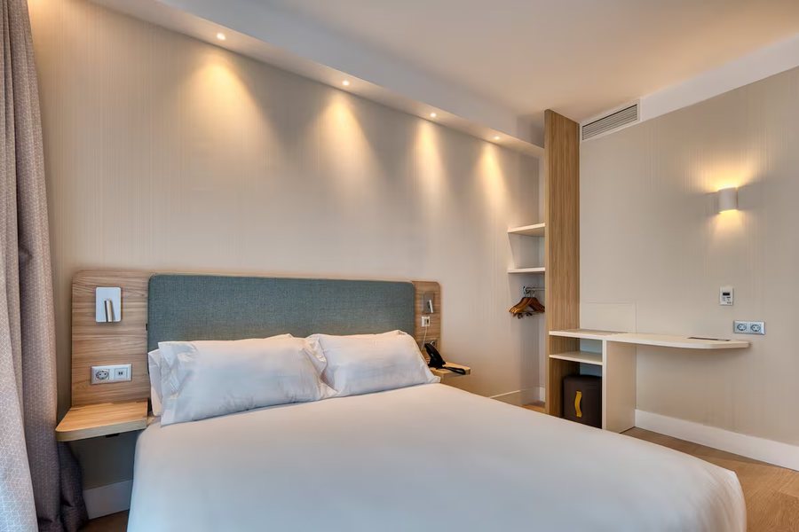 Holiday Inn Express Madrid Airport By IHG — Guest room