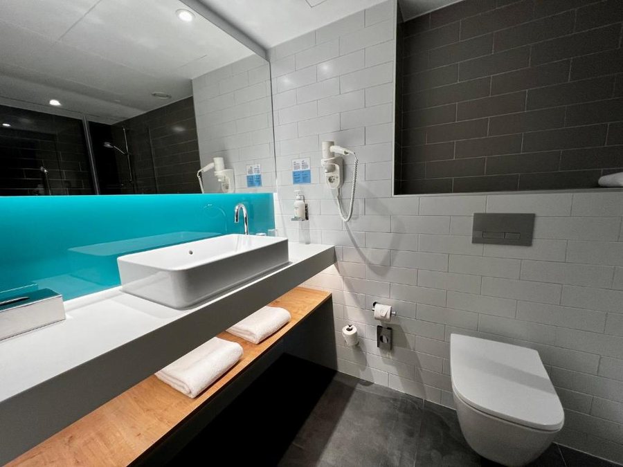 Holiday Inn Express Madrid san Sebastian D l Reyes By IHG — Bathroom
