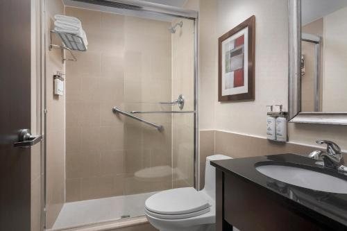 Holiday Inn Express Manhattan Midtown West by IHG New York City New York — Bathroom