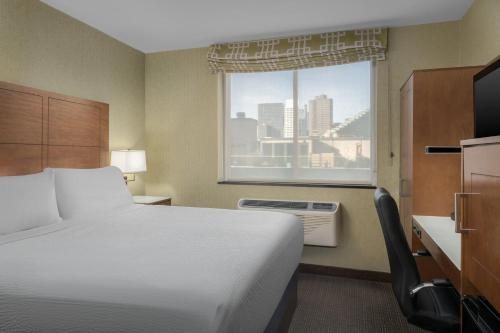 Holiday Inn Express Manhattan Midtown West by IHG New York City New York — Guest room